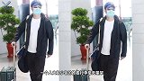 46岁吴京久违亮相，鬓角头发花白，背包造型好似民工进城