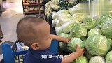 1岁宝逛超市变购物狂拿一堆吃的，看到萝卜抱起就啃，拽都拽不掉