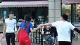这就所谓的一见钟情，姑娘你这样做，你考虑过你男友的感受吗