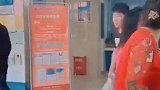 啥条件啊，家里地窖有石油啊，竟然拿着这样的袋子取钱