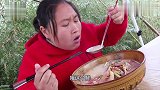 胖妹用火腿炖锅鲫鱼汤，汤鲜味美，吃过瘾