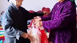 83岁的女儿看望102岁的母亲，一口一个娘叫着，牵着娘撒娇