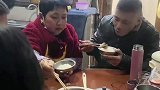 女子嫁到隔壁回娘家蹭饭，自带碗筷，看妈妈嫌弃表情就知道没少来