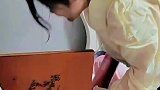 什么是漏风的小棉袄？女子偷爸爸的烟给男朋友抽！