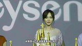 唐嫣“比心鞋”搭配丝质小短裙瘦成日漫腿！