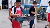 城里人的发财路，发明了行走的烧烤摊