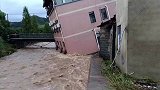 暴雨深夜突袭杭州！房屋倾斜垮进河 道路塌方村民被困