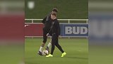 阿里穿裆不灵了？英格兰训练场阿里穿裆秀屡屡受挫