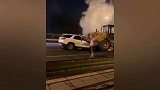 北京一小客车追尾铲车后起火 车身被焚毁致2人死亡