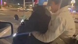 摩托车起步太猛翘头，好在箱子抵住了