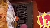 网友在家中吃饭时，突然看到这一幕