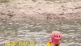 女子怀抱婴儿欲跳河轻生，危急时刻，消防员趁其不备抱过孩子，也救下女子。 消防员 正能量