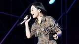 张靓颖合肥献唱，穿格子上衣下身真空秀美腿，劲歌热舞嗨翻全场
