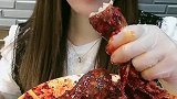 东北大妹子吃东西真“虎”