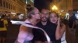 阿根廷记者连线遭美女强吻 左拥右抱如人生赢家