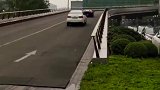 拉风小牛上坡去接小姐姐回家，后面的吉利电动车紧追不舍