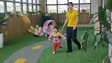 爸爸幼儿园接闺女放学，结果女儿径直扑向陌生女士崩溃大哭