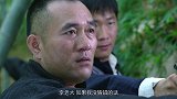 土匪想带走姑娘们，没想到小伙忽然出来拦截，一句话让土匪认怂了