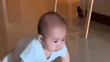 小宝宝第一次学爬，这速度简直太快了，接下来的反应好逗啊！