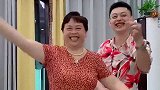 母亲节儿子陪妈妈一起跳舞，舞姿活泼配合很默契，母子俩玩得不亦