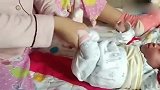 妈妈给小宝宝做广播体操，没想到懒洋洋的小宝宝，一脸的不耐烦！