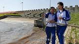 俩闺蜜户外游玩捕大鱼，浪里挥杆上岸挥泪，意外结局真搞笑