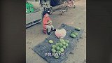 吴京4岁的儿子在农村卖瓜，反观李湘的富养闺女，差距一目了然