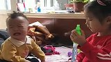 这就是一家两个娃娃的后果！你俩别打了，你俩一个爹生的！