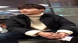 八王爷来了，坐在那里手指动个不停，真是活泼可爱的邢先生
