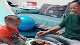 弟弟吃个水果竟套路老妈，老妈表情生无可恋，这是跟姐姐学的