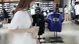 街拍一身白色搭配的小姐姐，笑起来那么迷人，怕是大哥的女人