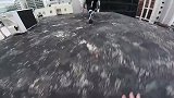 外国小哥神跑酷 看的我心都悬半截