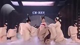 “仙女下凡”的佟丽娅，就像月宫里的嫦娥一样美！