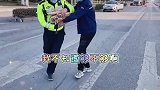 热心女子抱着满怀面包，强行扔给抗议前线的交警
