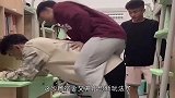 右边这位大哥，你这什么操作，把兄弟都快要笑岔气了！