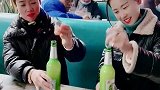现在人都这样开酒吗？后面的小哥哥惊呆了