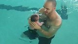 国外爸爸对宝宝好严格，宝宝才出生不久就去学游泳，宝宝真不容易