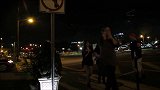 男子伪装成树人恐吓路人，路人纷纷被吓到