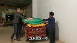 闺女留老爸在婆家过夜，老爸怕人家笑话不同意，非要晚上骑车回家