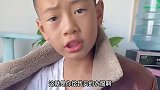 爸爸给儿子买了棉袄，还那么大，咋想的