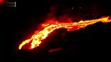 探险家近距离拍摄美国夏威夷基拉韦厄火山熔岩流