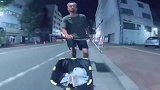 国外街头的捡垃圾小哥，速度很快漂移过弯不成问题！
