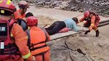 河南郑州：面对湍急河流，他们用“原始”的方式运送伤员