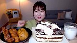 韩国胖妹吃蛋糕，看吃相，感觉味道美滋滋