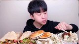 蘸满辣椒汁的韭菜鸡蛋饺子，小哥哥的表情，看得我都馋了
