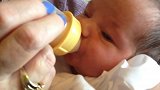 新生宝宝第一次用奶瓶喝奶，喝得好认真啊！可爱极了