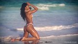 超模沙滩绝美比基尼秀！体育画报最新写真火辣来袭