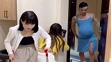 美女，你俩悠着点笑，不然笑岔气就不好了！