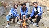 搞笑童年；小时候和玩伴烤山楂吃，一入口就把牙“酸倒”了，真逗