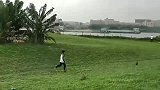 搞笑视频：还是这位小朋友聪明啊，知道分头行动一人独享一只鸭